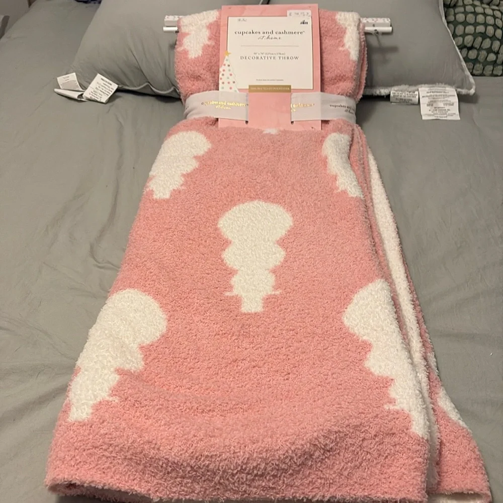 Cupcakes and cashmere soft throw